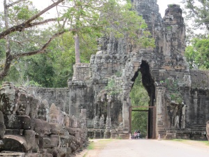 Bayon Causeway, gods on the left side before entrance gate